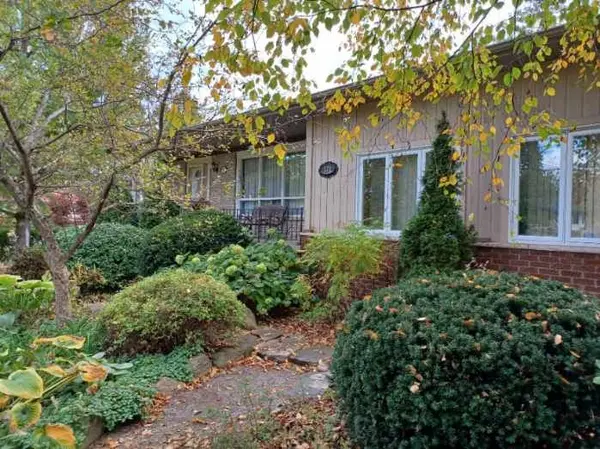 121 Twyn Rivers DR, Pickering, ON L1V 6L1