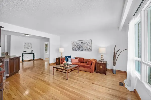 121 Twyn Rivers DR, Pickering, ON L1V 6L1