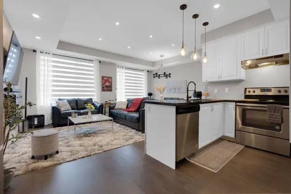 600 Alex Gardner CIR #112, Aurora, ON L4G 3G5