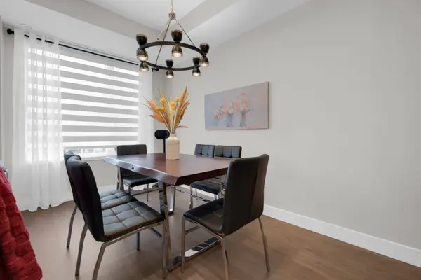 600 Alex Gardner CIR #112, Aurora, ON L4G 3G5