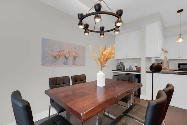 600 Alex Gardner CIR #112, Aurora, ON L4G 3G5