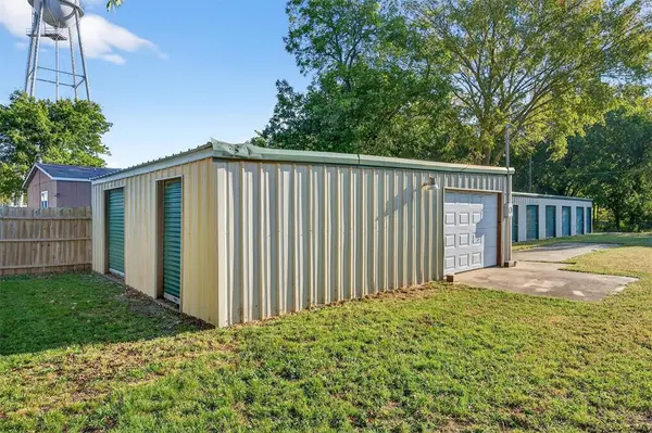 104 S Commercial Street, Bells, TX 75414