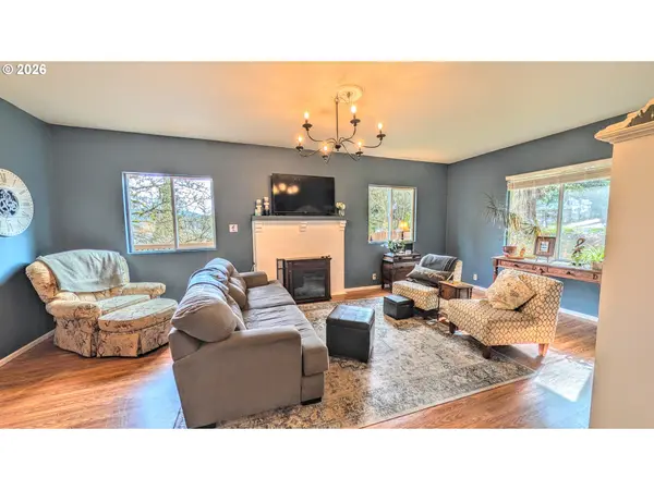 2110 E MAIN ST, Cottage Grove, OR 97424