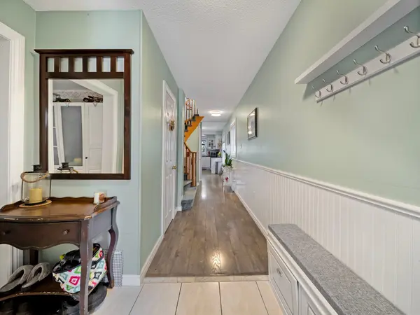 42 Sundew DR, Barrie, ON L4N 9L8