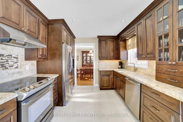 306 Pinegrove RD, Oakville, ON L6K 3P9