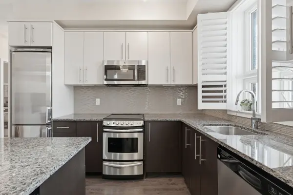 520 North Service RD #411, Grimsby, ON L3M 0C9