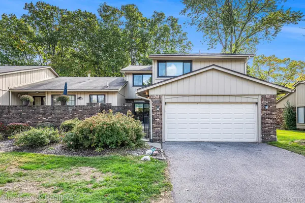 4371 Foxpointe DR, West Bloomfield Charter Township, MI 48323