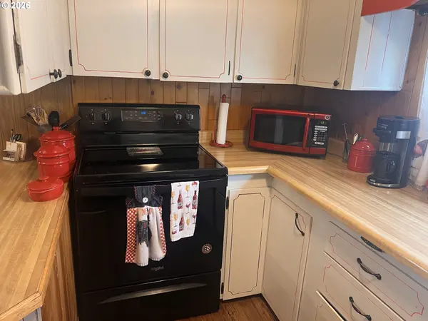 Portland, OR 97233,522 SE 199TH AVE