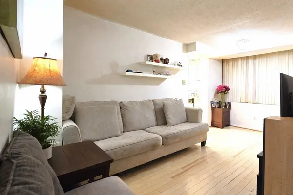 50 Kingsbridge Garden CIR #106, Mississauga, ON L5R 1Y2