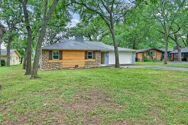 Lake Kiowa, TX 76240,912 Kiowa Drive W