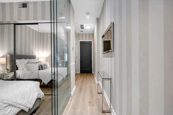 155 Yorkville AVE #304, Toronto C02, ON M5R 1C4