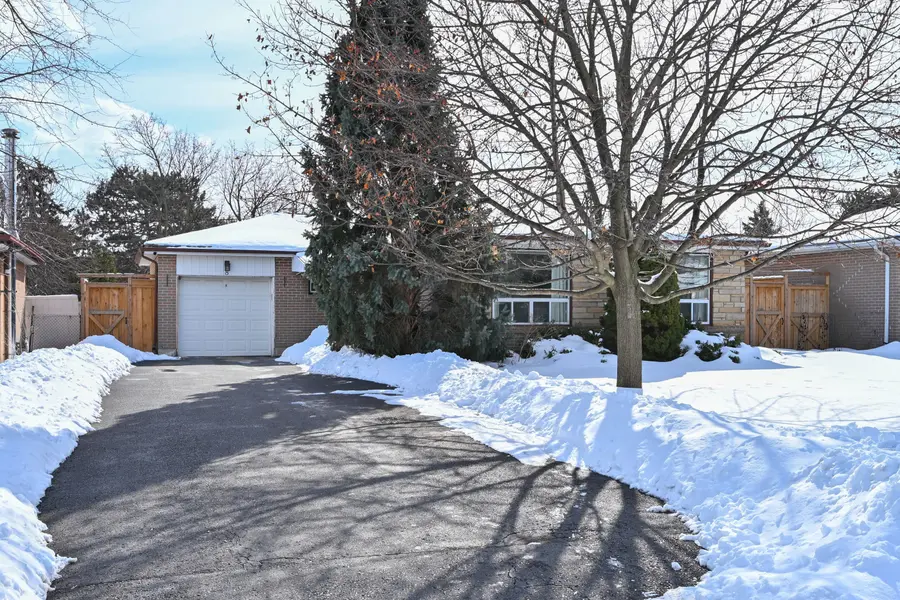 8 Beechwood CRES, Brampton, ON L6T 1Y1