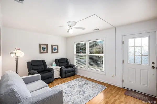 902 Little Hill CT, Rochester Hills, MI 48307