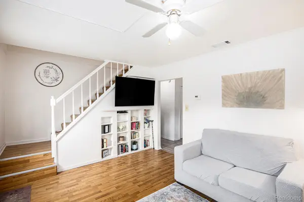 902 Little Hill CT, Rochester Hills, MI 48307