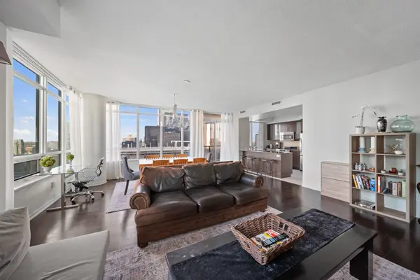 65 Bremner BLVD #4305, Toronto C01, ON M5J 0A7