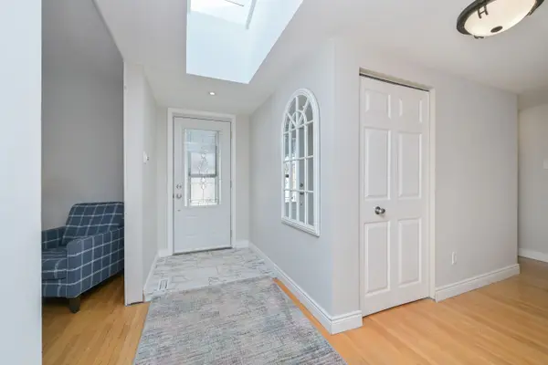 8 Beechwood CRES, Brampton, ON L6T 1Y1