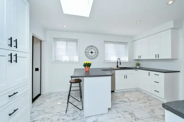 8 Beechwood CRES, Brampton, ON L6T 1Y1