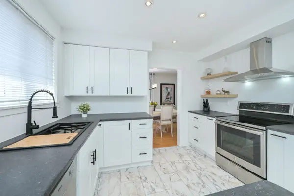 8 Beechwood CRES, Brampton, ON L6T 1Y1