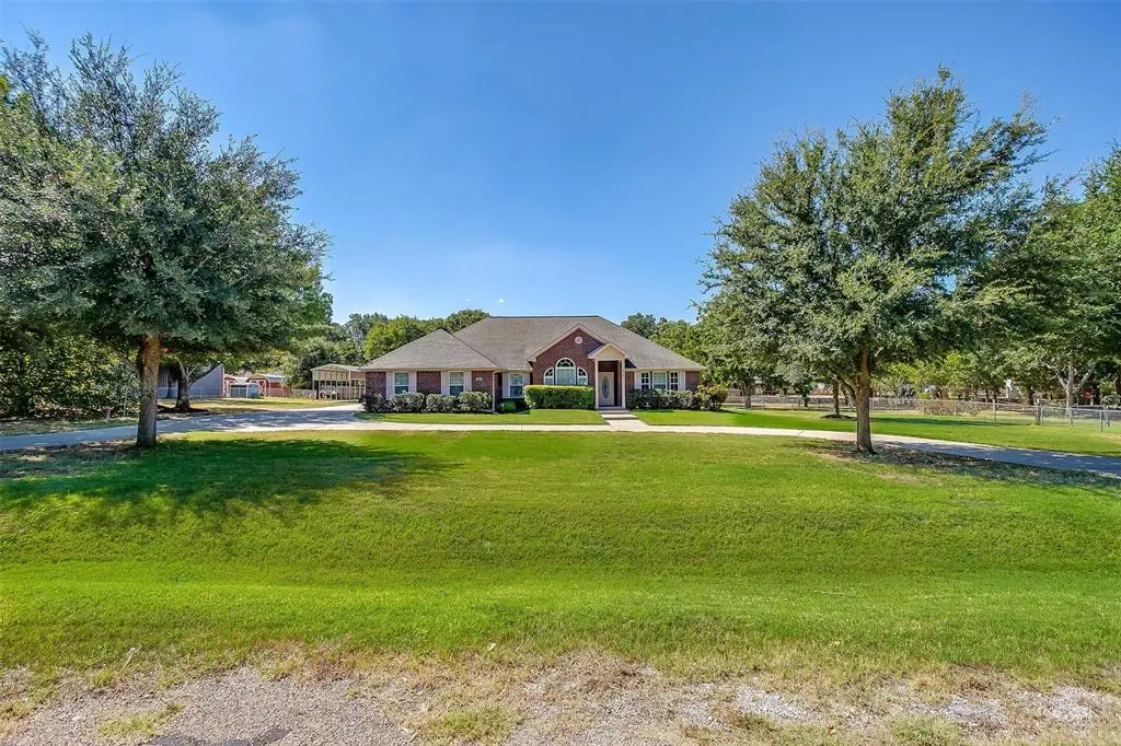 213 Live Oak Lane, Burleson, TX 76028