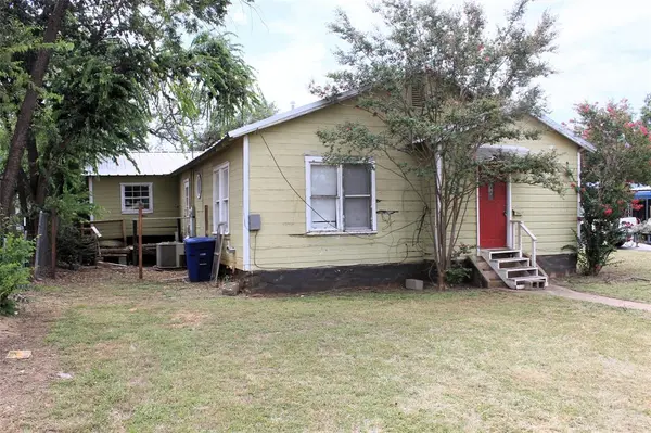 1409 W Dry Street, San Saba, TX 76877