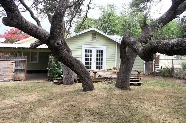 1409 W Dry Street, San Saba, TX 76877