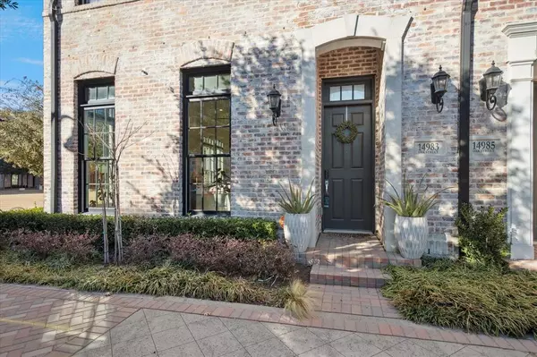 Addison, TX 75001,14983 Oak Street