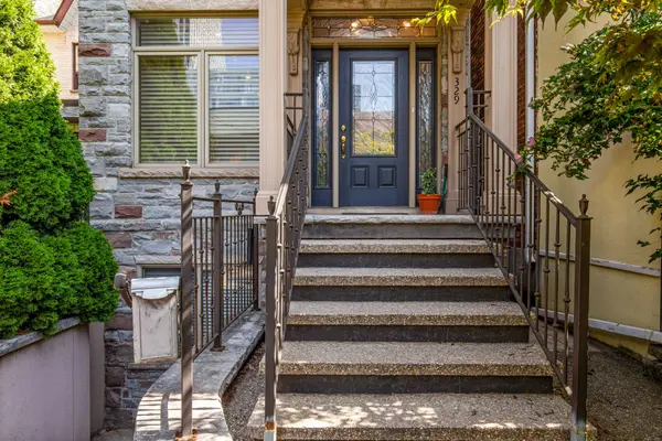 329 Lippincott ST, Toronto C01, ON M5S 2P6