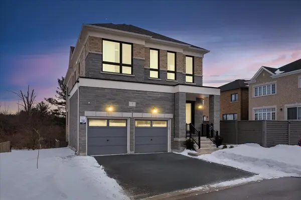 7 Maple Fields CIR, Aurora, ON L4G 3X6