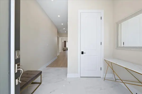 7 Maple Fields CIR, Aurora, ON L4G 3X6