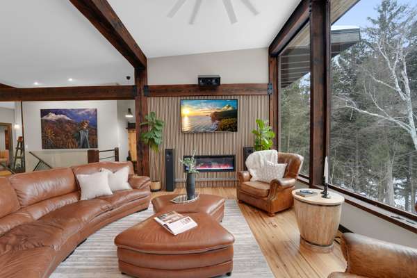 2084 Grand BLVD, Burlington, ON L7P 0N1