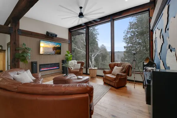 2084 Grand BLVD, Burlington, ON L7P 0N1