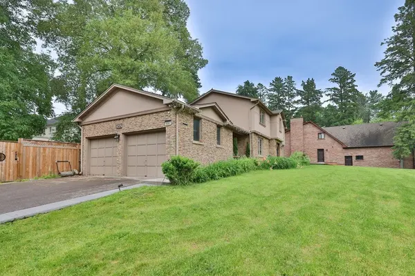 386 Pinetree WAY, Mississauga, ON L5G 2V6