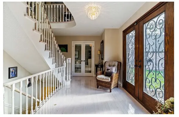 386 Pinetree WAY, Mississauga, ON L5G 2V6