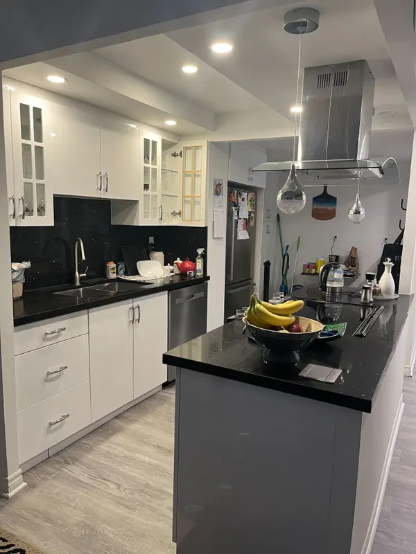 812 Burnhamthorpe RD W #1409, Toronto W08, ON M9C 4W1