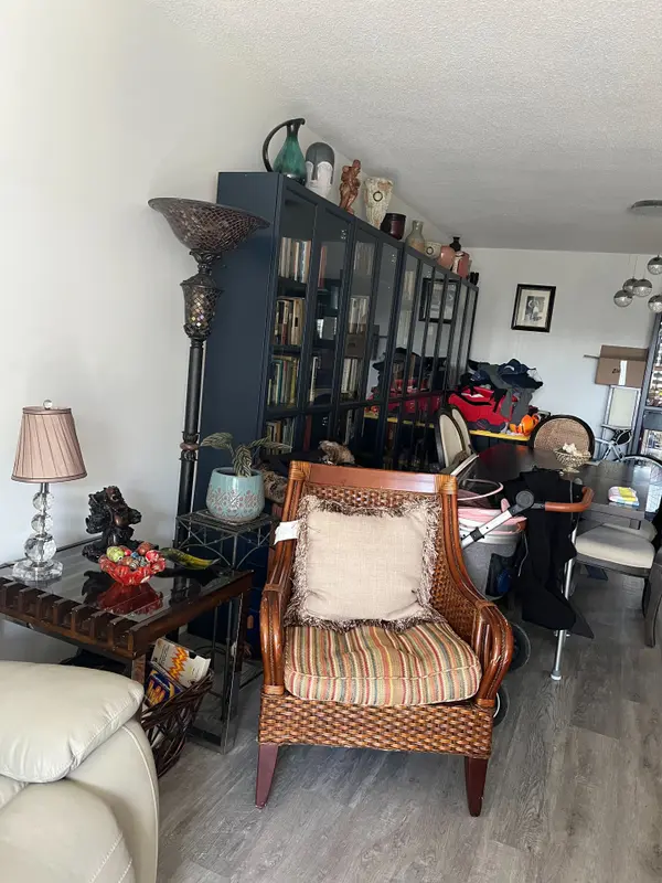 812 Burnhamthorpe RD W #1409, Toronto W08, ON M9C 4W1