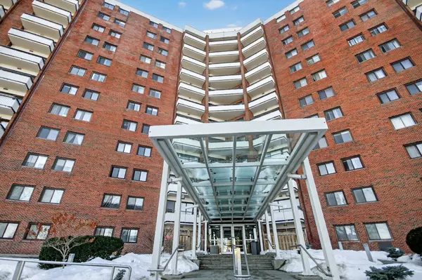 20 Chesterton DR #708, Cityview - Parkwoods Hills - Rideau Shore, ON K2E 6Z7