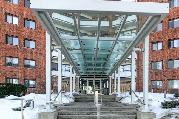 20 Chesterton DR #708, Cityview - Parkwoods Hills - Rideau Shore, ON K2E 6Z7