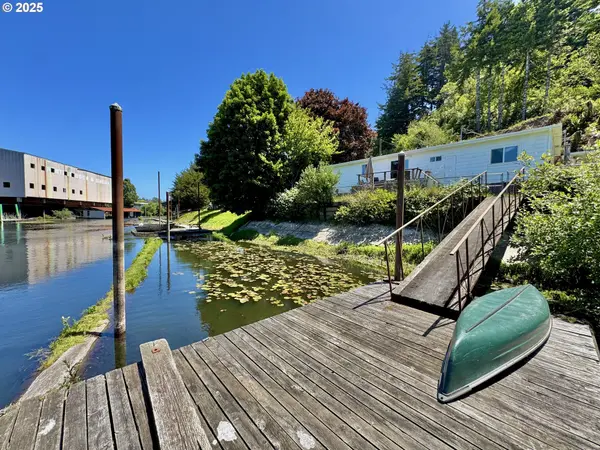 160 Hilltop DR, Lakeside, OR 97449