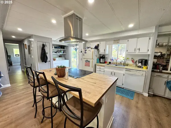 160 Hilltop DR, Lakeside, OR 97449