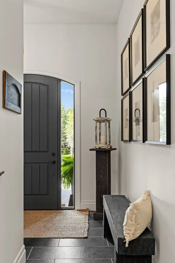 49 Sydenham TRL W, Clearview, ON L0M 1H0