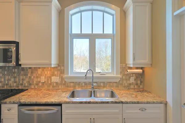 2 Hayter DR, Lambton Shores, ON N0M 1T0