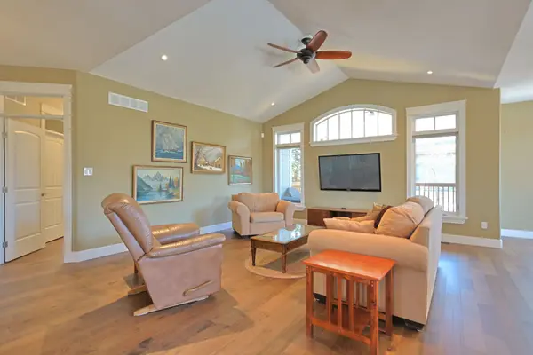 2 Hayter DR, Lambton Shores, ON N0M 1T0