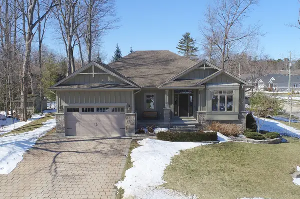 2 Hayter DR, Lambton Shores, ON N0M 1T0