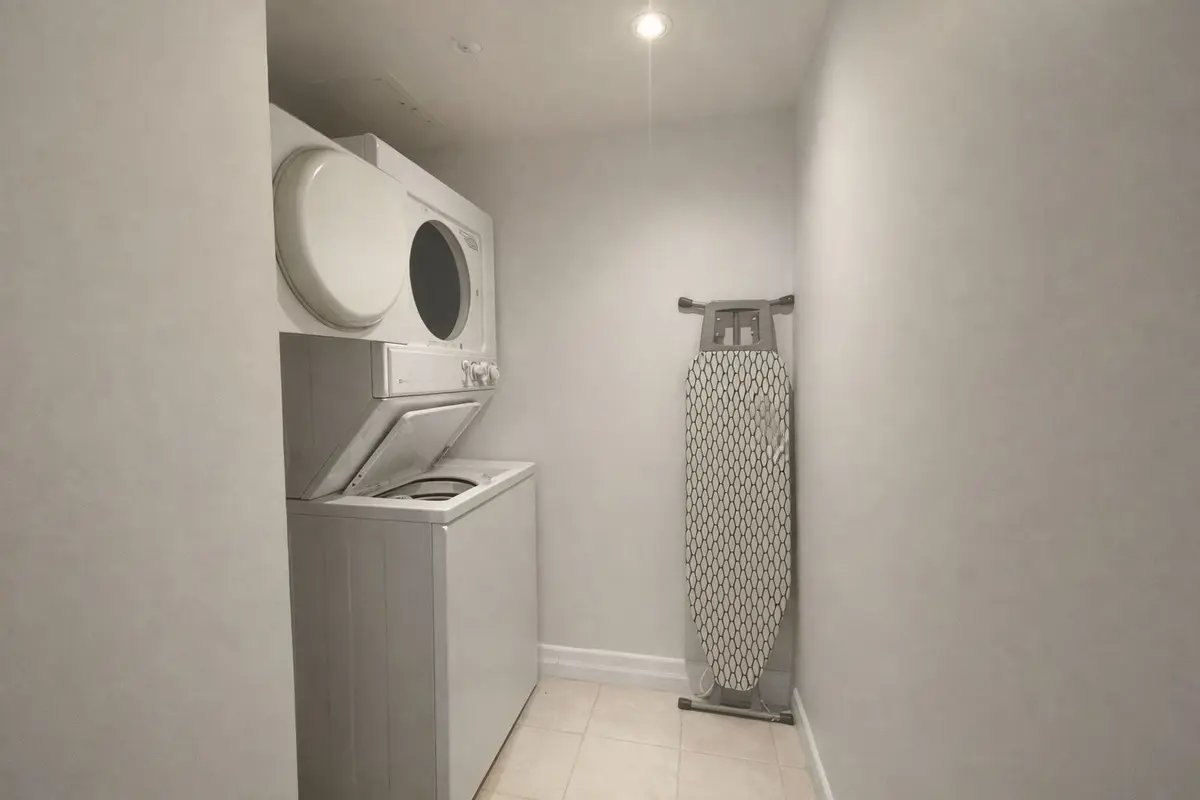 711 Bay ST #1915, Toronto C01, ON M5G 2J8