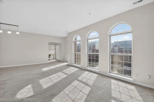 3255 Camden DR, Troy, MI 48084