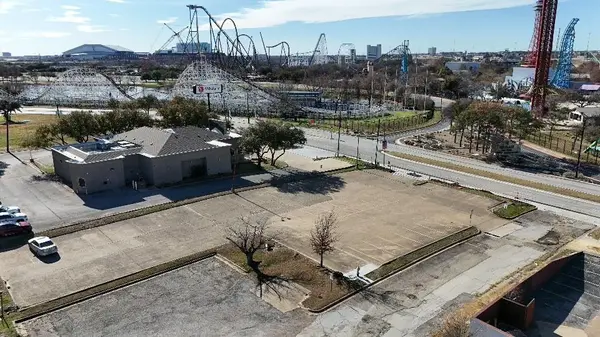 912 Six Flags Drive, Arlington, TX 76011