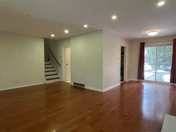 818 Garth ST, Hamilton, ON L9C 4K5