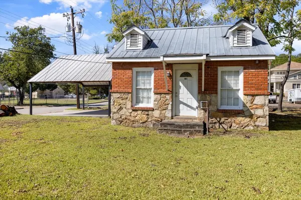 301 NE Barnard Street, Glen Rose, TX 76043