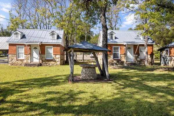 301 NE Barnard Street, Glen Rose, TX 76043