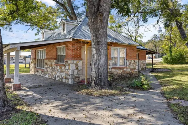 301 NE Barnard Street, Glen Rose, TX 76043